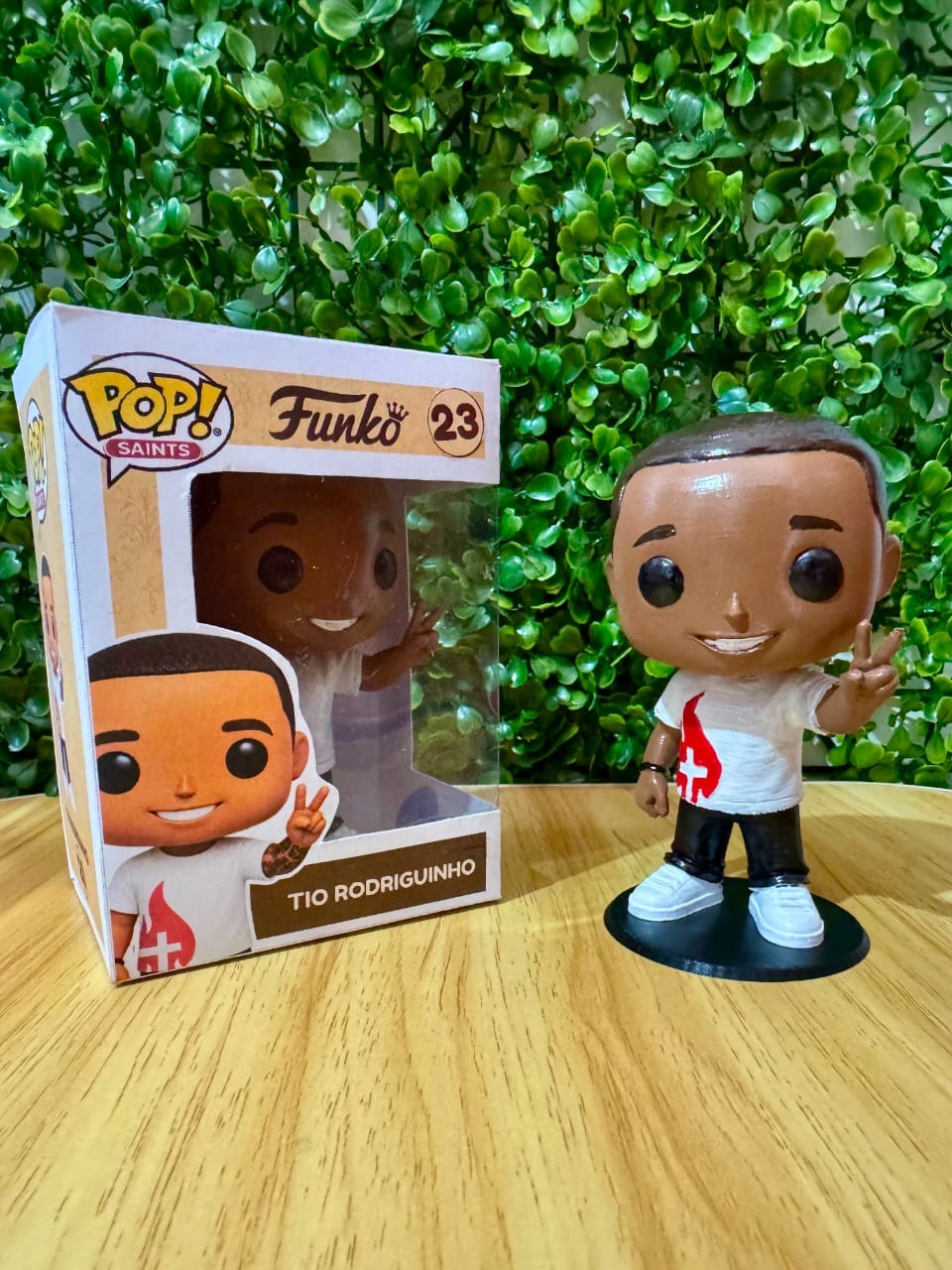 Funko POP Tio Rodriguinho ao lado da caixa